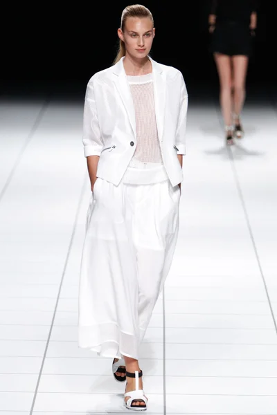 Look 16